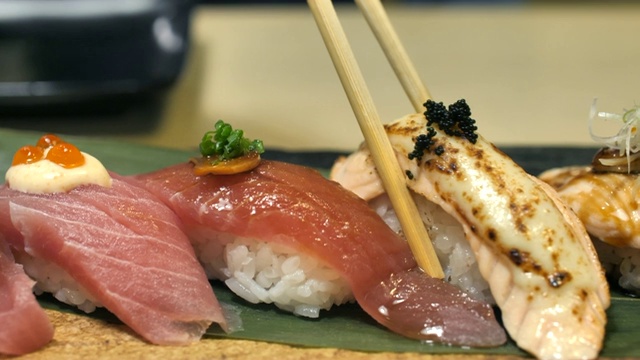 在日本餐馆吃寿司的女人视频素材