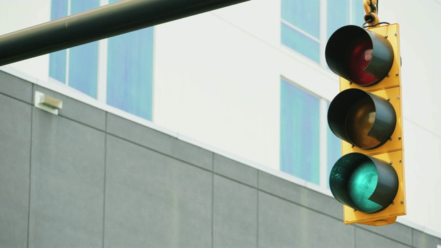 美国城市街道上的红绿灯视频素材