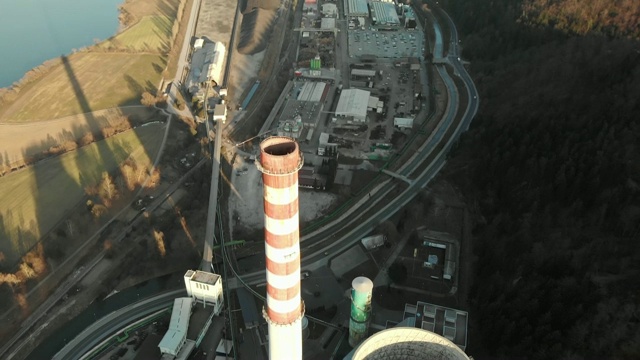 热电厂高烟囱的鸟瞰图视频下载
