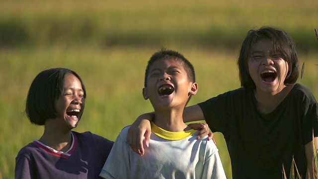来自东南亚农村的笑脸，孩子们的微笑和快乐。视频下载