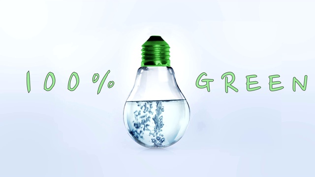 一个灯泡里装满了水和氧气泡，上面写着100%的绿色，表明它是一种清洁技术。清洁能源。世界可再生能源视频素材