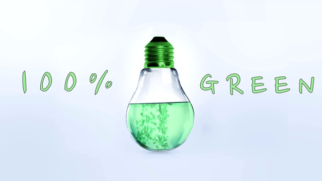 一个灯泡里装满了水和氧气泡，上面写着100%的绿色，表明它是一种清洁技术。清洁能源。世界可再生能源视频素材