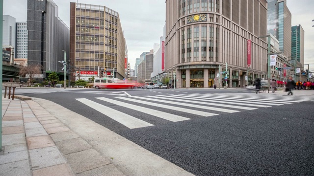 4K时间推移-行人斑马线和汽车交通在十字路口的银座东京中心视频素材