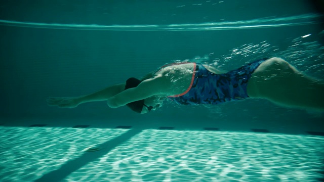 适应性运动员跳水进入游泳池视频素材