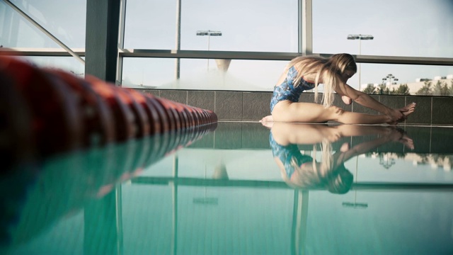 适应性运动员在游泳池中热身视频素材