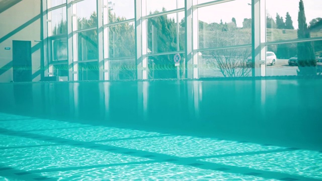 适应性运动员跳水进入游泳池。视频素材
