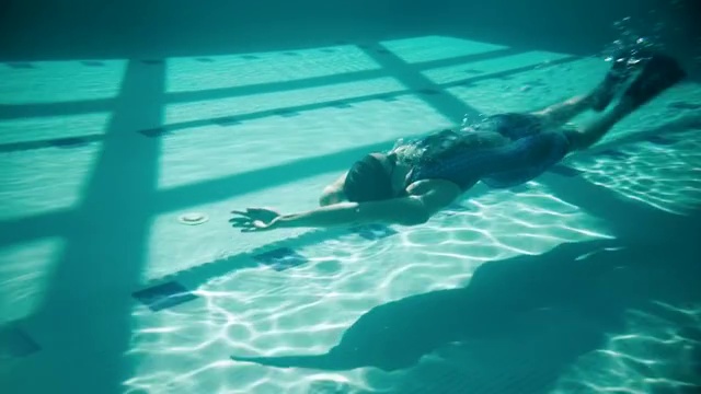 适应性运动员开始练习仰泳。视频素材