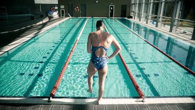 适应性运动员跳水进入游泳池。视频下载
