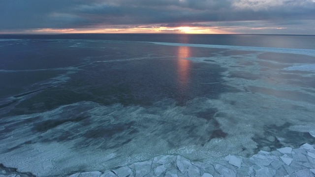 飞过冰冻的白海视频素材