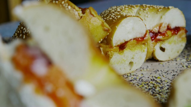 纽约约克维尔的百吉饼三明治配奶油奶酪和烟熏鲑鱼视频素材