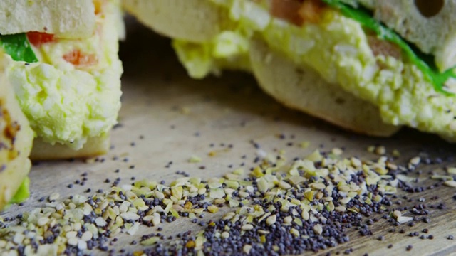 纽约约克维尔的百吉饼三明治配蔬菜视频下载