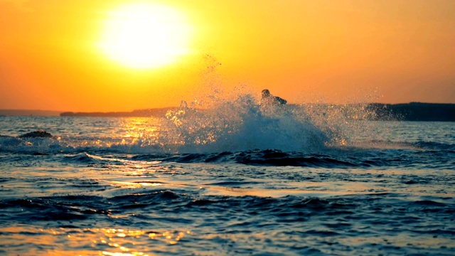 日落水景和一个男人的水上摩托。视频素材