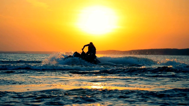 一个人正骑着水上摩托车横渡大海视频素材