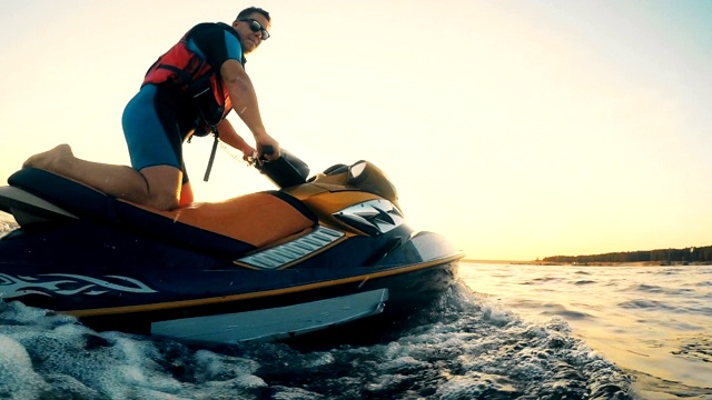 日落水景与专业骑水车，海浪视频素材