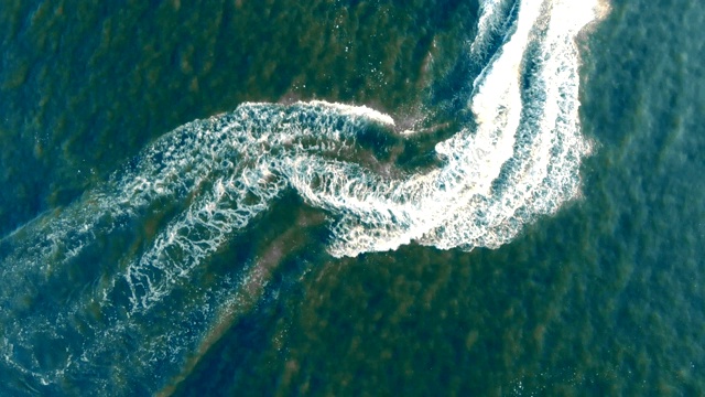 俯视图浪驾者穿越海洋。视频素材