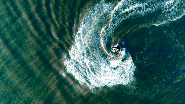 波浪冲浪者穿过水面。俯视图视频素材