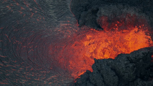 从喷发的火山中喷涌而出的空中爆炸性熔岩视频素材
