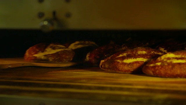 在美国旧金山，从烤箱中取出面包视频素材