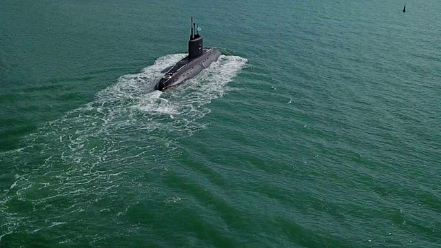 现代导弹潜艇在海上鸟瞰视频下载
