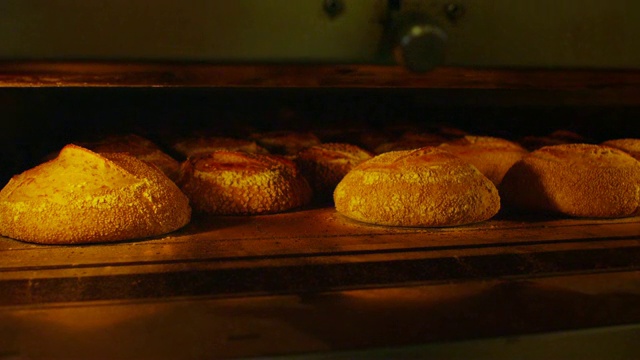 旧金山烤箱里烤好的面包视频素材