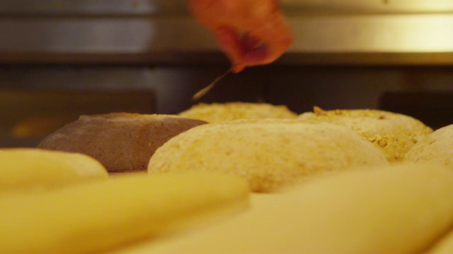 在旧金山的面包上切了几块视频素材