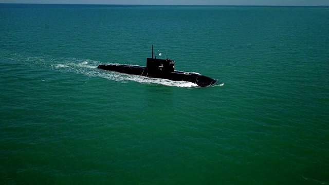 导弹潜艇在海上鸟瞰图视频下载