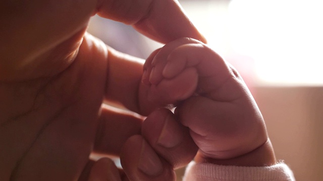 宝宝的手牵着妈妈的手视频素材