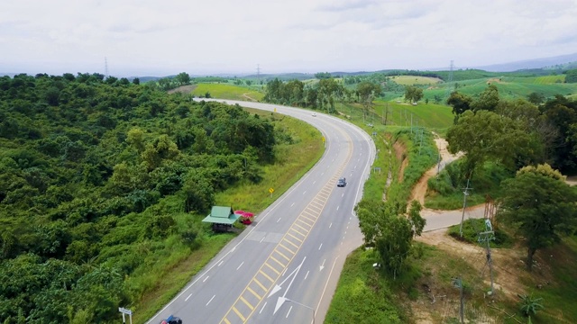 鸟瞰图:乡村公路从上面视频素材