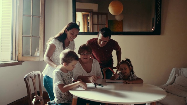 多代同堂的家庭正在和孩子们一起做作业(慢镜头)视频素材