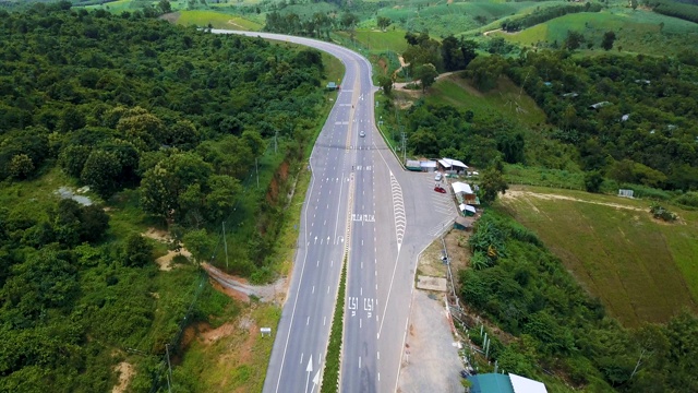 鸟瞰图:乡村公路从上面视频素材
