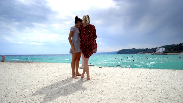 有趣的女性朋友度假用智能手机在海滩上自拍视频素材