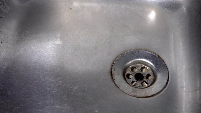 厨房水槽用水滴滴落，背景循环视频素材