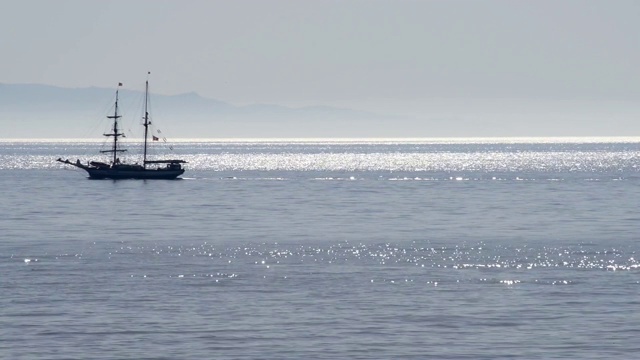 在平坦海面上航行的船只视频素材