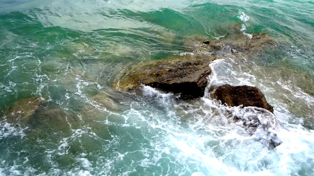 自然背景。汹涌的海浪拍打着海岸的岩石视频素材