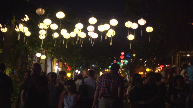 会安街晚上被纸灯笼照亮。拥挤的街道上。联合国教科文组织世界遗产越南城市视频素材