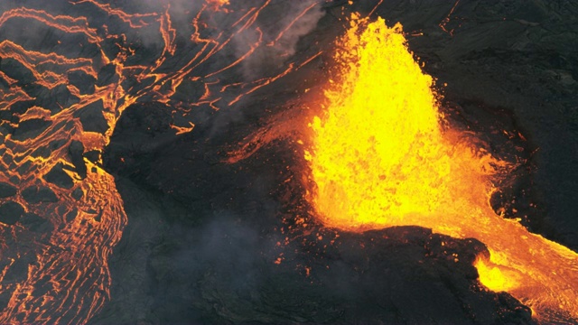 炽热的火山岩浆喷涌的鸟瞰图视频下载