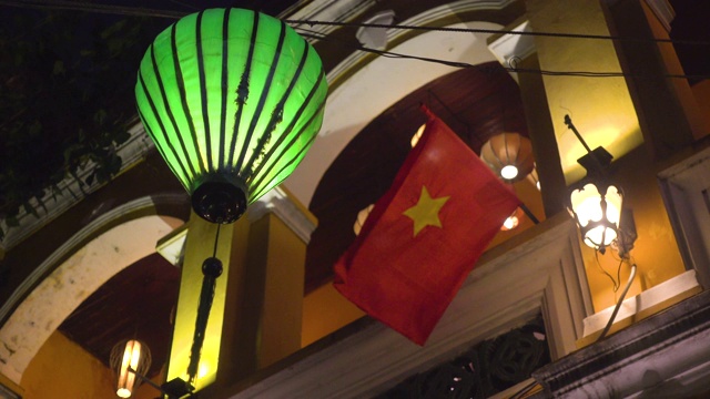 越南国旗和纸灯笼在会安市。联合国教科文组织世界遗产视频素材
