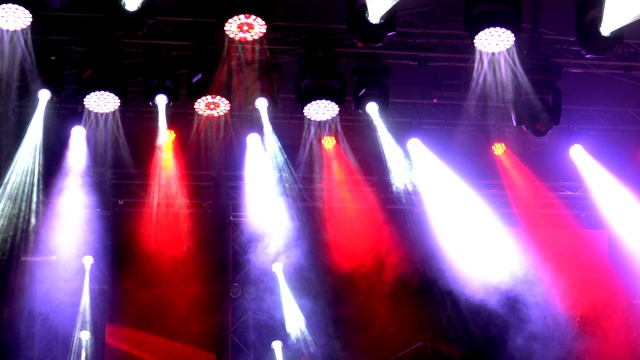 音乐会灯光秀，舞台聚光灯以绚丽生动的舞台为背景视频素材