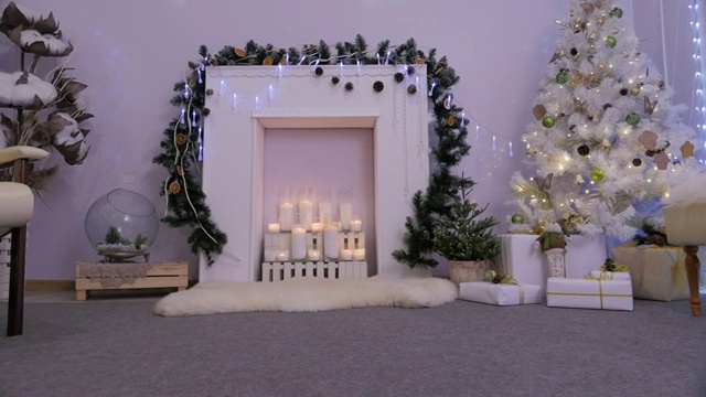 圣诞树上装饰着新年彩灯，圣诞室内背景。圣诞礼物盒子。视频下载
