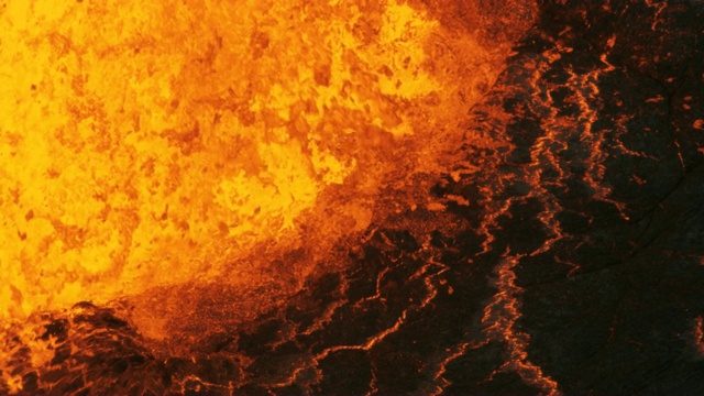 鸟瞰炽热的熔岩喷发的火山视频素材