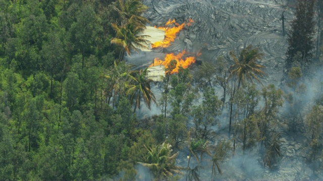 空中的火山岩浆破坏景观基拉韦厄夏威夷视频素材