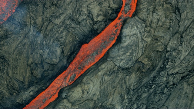 鸟瞰图沸腾的火山红色的热液体视频下载