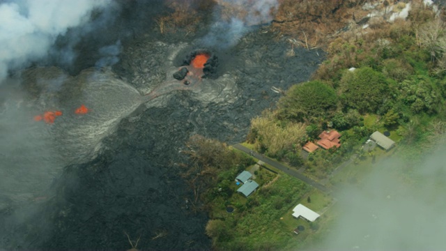 空中的火山熔岩破坏了夏威夷基拉韦厄的景观视频素材