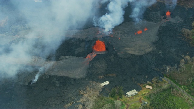 空中的火山熔岩摧毁了夏威夷基拉韦厄的财产视频素材