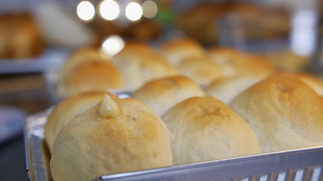 厨师烘焙烘焙，将奶油芝士放入小圆面包或面包中。视频下载