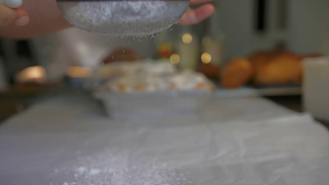 洒糖粉或糖霜，用慢动作洒糖粉。蛋糕装饰。视频素材