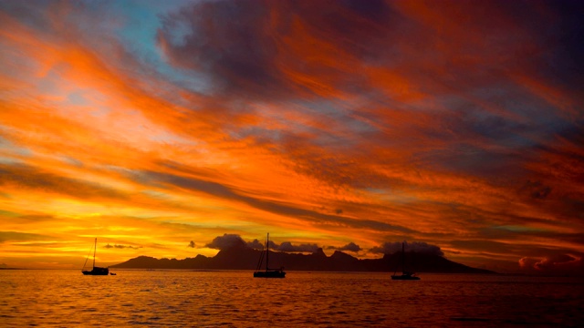 金色的落日来自南太平洋塔希提岛的莫雷阿岛视频下载