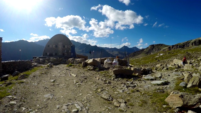 登山者POV在维托里奥埃马努埃莱二世避难所小屋探险到大帕拉迪索山顶在意大利阿尔卑斯山视频素材