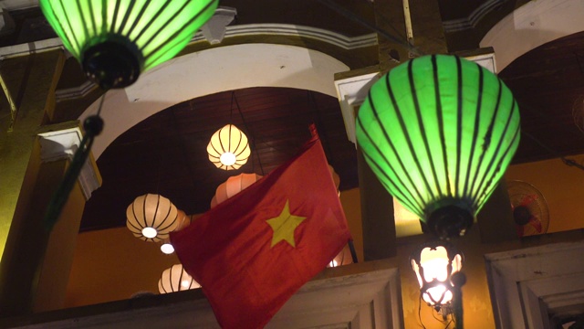 会安城悬挂越南红旗及亮绿灯。联合国教科文组织世界遗产视频素材