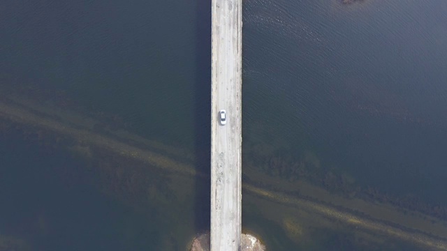 从无人机上鸟瞰一座跨越湖泊的桥视频素材